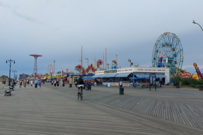 Zu Besuch in Brooklyn am Strand von Coney Island.
