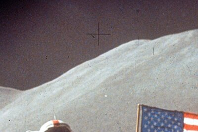 Von Mondlandung bis Echsenmenschen: 13 absurde Verschwörungstheorien - Wohl eine der bekanntesten Verschwörungstheorien: Die USA waren 1969 gar nicht auf dem Mond. Schließlich wehte die Fahne nicht im Mondwind und auch die Technik war schlechter als die eines Tamagotchis ...