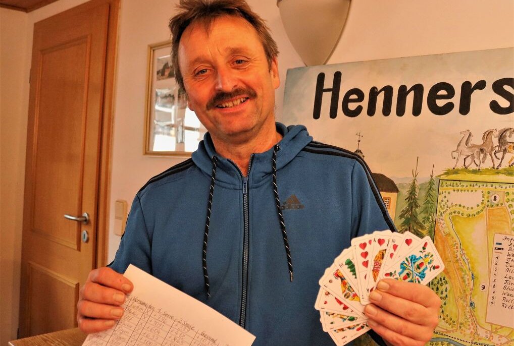 Von Skat über Volleyball bis zum Pferde- und Motorsport - Udo Haußmann ist seit Jahrzehnten der Sportaktivposten in Hennersdorf. Foto: Knut Berger