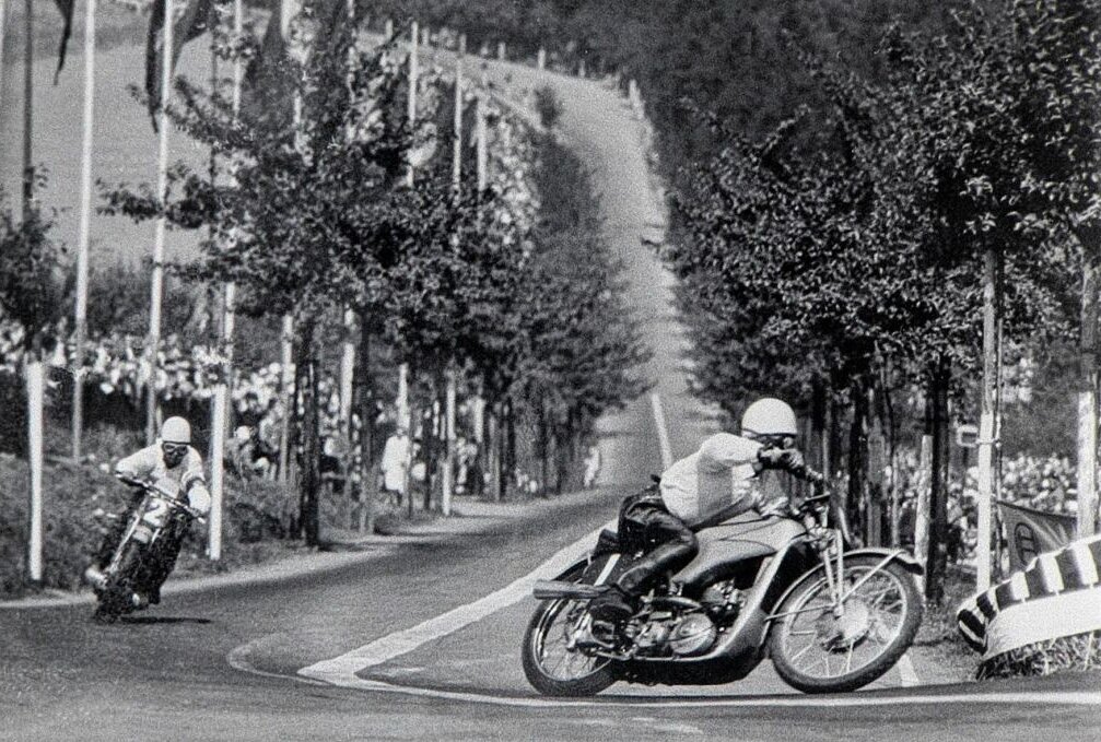 Vor 100 Jahren stieg DKW in die Motorrad-Produktion ein - DKW feierte auch auf dem Sachsenring große Erfolge - hier Ewald Kluge vor Walfried Winkler 1937 am Queckenberg. Foto: Archiv Günter Geyler