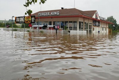 Vor 20 Jahren versank die Region im Wasser - Bei Burger King war Land unter. Foto: Andreas Kretschel