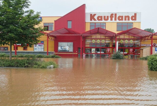 Das Glauchauer Kaufland stand ebenfalls unter Wasser. Foto: Andreas Kretschel