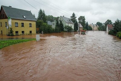 Vor 20 Jahren versank die Region im Wasser - In St. Egidien gab es Hochwasser an der Lungwitzer Straße. Foto: Andreas Kretschel