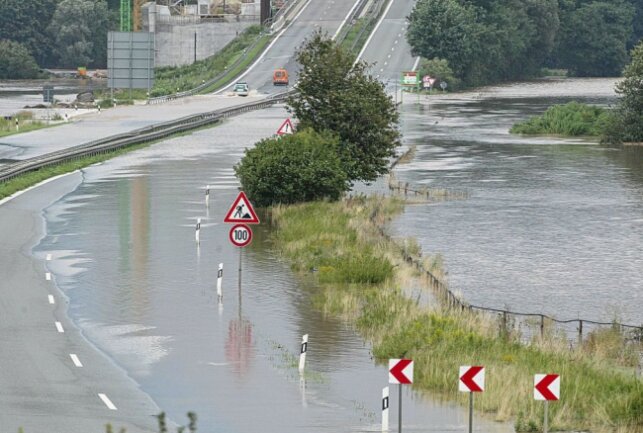 Die Autobahn A4 wurde bei Glauchau von der Mulde überflutet. Foto: Andreas Kretschel