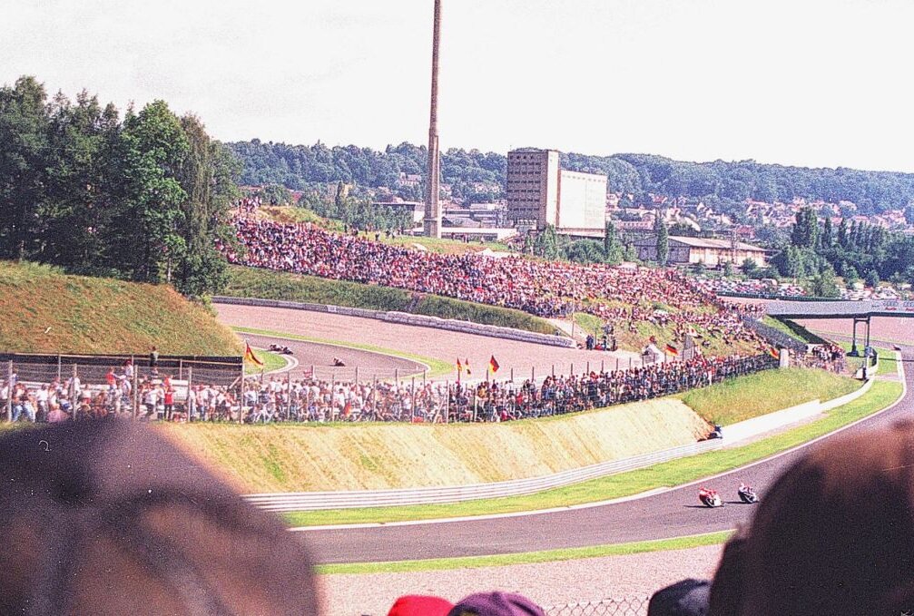 Vor 25 Jahren WM-Comeback auf dem neuen Sachsenring - Der Faustpfand des Sachsenrings waren stets die vielen Zuschauer. Foto: Thorsten Horn