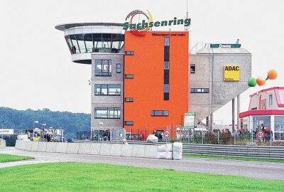 Vor 25 Jahren WM-Comeback auf dem neuen Sachsenring - Anlässlich des WM-Comebacks bekam der Sachsenring einen neuen Start- und Zielturm spendiert. Foto: Thorsten Horn