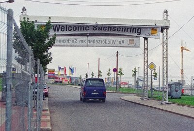 Vor 25 Jahren WM-Comeback auf dem neuen Sachsenring -  So wurde der WM-Tross damals willkommen geheißen. Foto: Thorsten Horn