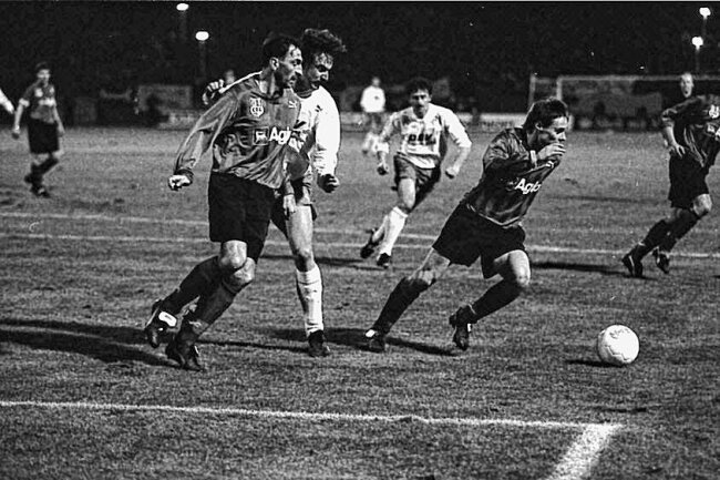 Vor 30 Jahren: Als der CFC den Europapokal-Sieger niederrang - Spielszene: Dirk Barsikow (li.) schaut zu, wie Olaf Renn den Ball behauptet. Foto: Harry Härtel/Archiv