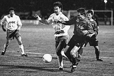 Vor 30 Jahren: Als der CFC den Europapokal-Sieger niederrang - Olaf Renn ist hier eher am Ball als Marco Bode. Foto: Harry Härtel/Archiv