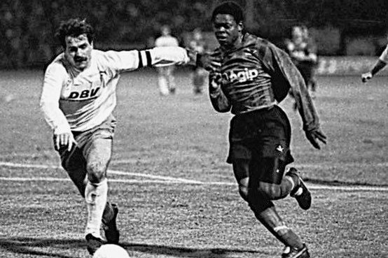Vor 30 Jahren: Als der CFC den Europapokal-Sieger niederrang - "Otscho" Torunarigha kämpft gegen Mirko Votava um den Ball. Foto: Harry Härtel/Archiv