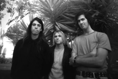 Vor 30 Jahren: Was geschah in den letzten Stunden von Kurt Cobain? - Der Tod Kurt Cobains (Mitte) bedeutet keineswegs das kommerzielle Ende von Nirvana. Unter anderem kam ein "MTV Unplugged in New York" auf den Markt. Es folgte eine Live-Compilation und eine Sammlung der "Greatest Hits". Dave Grohl (links) ist bis heute mit den Foo Fighters erfolgreich, auch Krist Novoselić blieb der Musik treu.