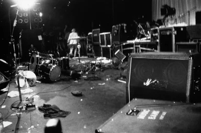 Vor 30 Jahren: Was geschah in den letzten Stunden von Kurt Cobain? - Zu Hochzeiten hinterließen Kurt Cobain und Nirvana nicht selten die Bühne in verwüstetem Zustand. Cobain warf sich häufig ins Schlagzeug, um seine vermeintliche Unverwundbarkeit zu demonstrieren.