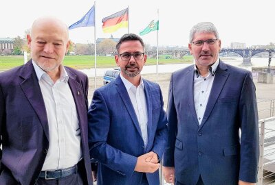 Im Bild von links: Andreas Heinz, Sören Voigt und Stephan Hösl fünf Minuten vor Beginn der heutigen Sitzung im Sächsischen Landtag. Foto: Karsten Repert