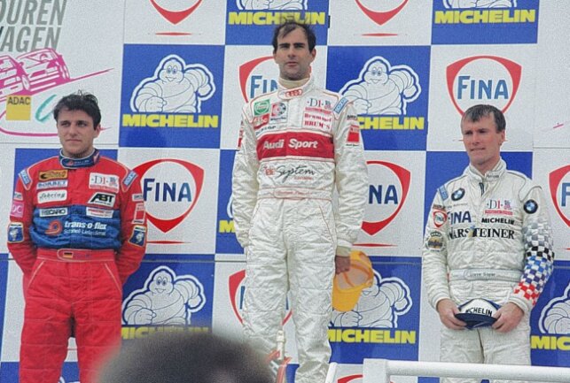 Vor 90 Jahren wurde die Auto Union gegründet - 1996 bescherte Emanuele Pirro Audi einen Sachsenring-Sieg. Links und rechts neben ihm Christian Abt bzw. Steve Soper. Foto: Thorsten Horn