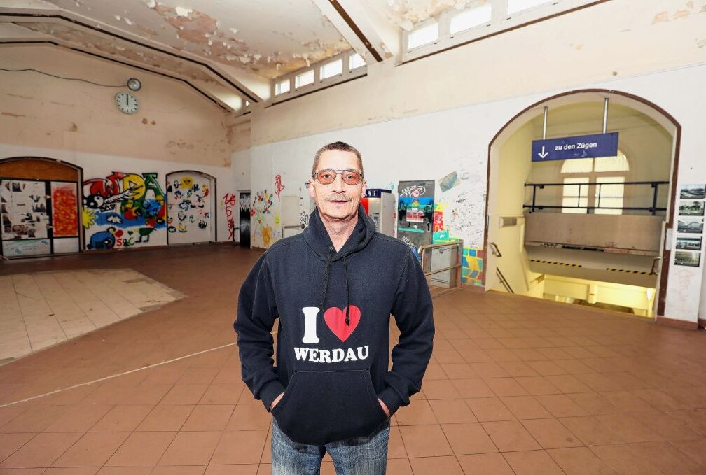 Mitorganisator Jens Dietze in der Halle des Werdauer Bahnhofes, dessen Tage gezählt sind. Foto: Th. Michel