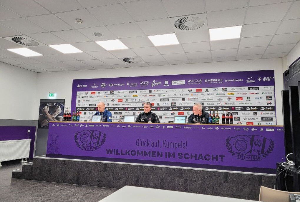 Vor FCE-Heimspiel: Nazarov und Stefaniak angeschlagen - Blick in den Raum der Pressekonferenz. Foto: Katja Lippmann-Wagner