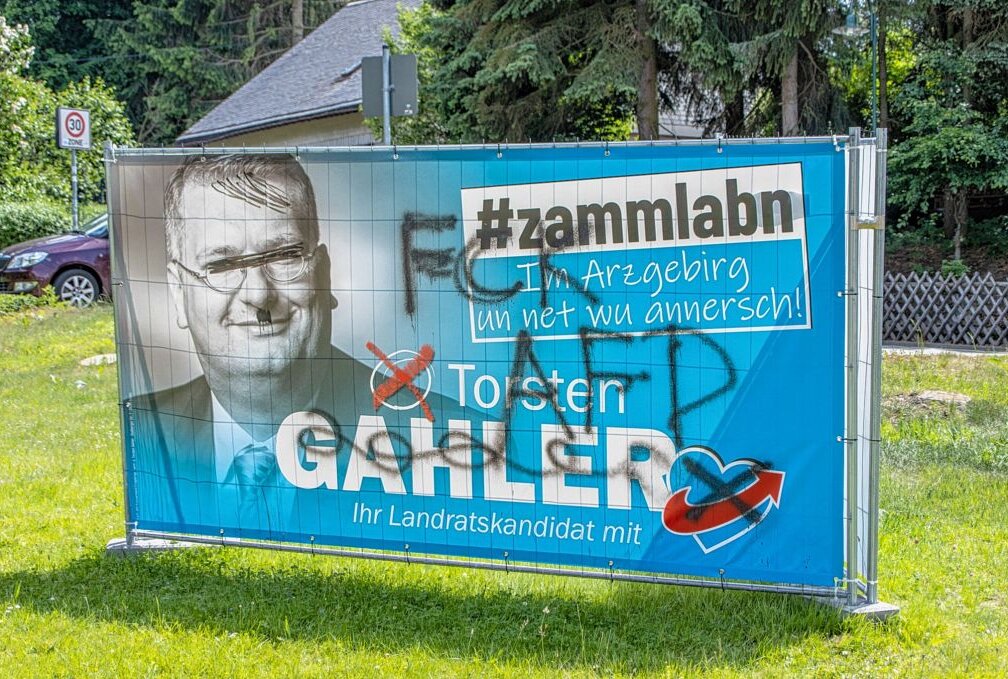 Wahlplakate von AFD und Freien Sachsen beschädigt. Foto: André März