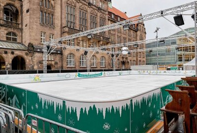 Vorbereitungen für Eiszauber laufen - Bald kann man in der Chemnitzer City wieder eislaufen. Foto: Harry Härtel