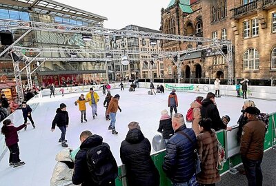 Vorbereitungen für Eiszauber laufen - Bald kann man in der Chemnitzer City wieder eislaufen. Foto: Harry Härtel