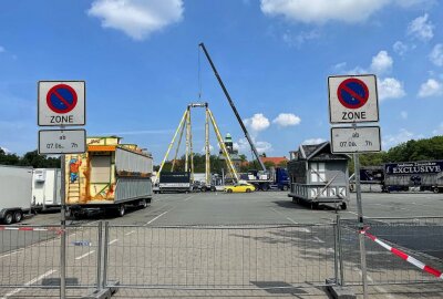 Vorbereitungen für Zwickauer Volksfest laufen: Riesenattraktionen geplant - Die ersten Fahrgeschäfte stehen schon fast. Foto: Ralph Köhler