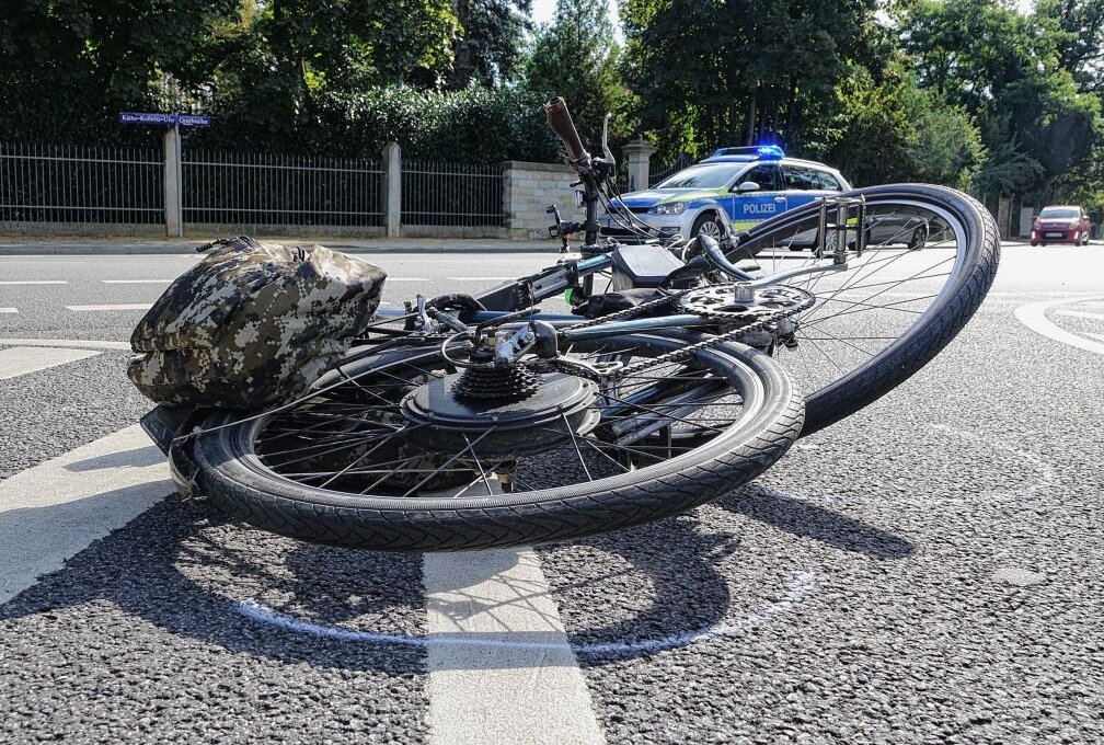 Vorderradgabel brach: Pedelec-Fahrer in Dresden schwer verletzt - In Dresden kam es heute zu einem Unfall bei dem ein Pedelc-Fahrer schwer verletzt wurde. Foto: Roland Halkasch