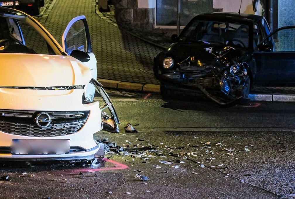 Vorfahrt in Aue missachtet: Crash mit drei Verletzten - Gegen 21.45 Uhr kam es in Aue auf der Schwarzenberger Straße zu einem Unfall mit drei Verletzten. Foto: Niko Mutschmann