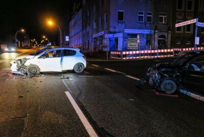 Vorfahrt in Aue missachtet: Crash mit drei Verletzten - Gegen 21.45 Uhr kam es in Aue auf der Schwarzenberger Straße zu einem Unfall mit drei Verletzten. Foto: Niko Mutschmann