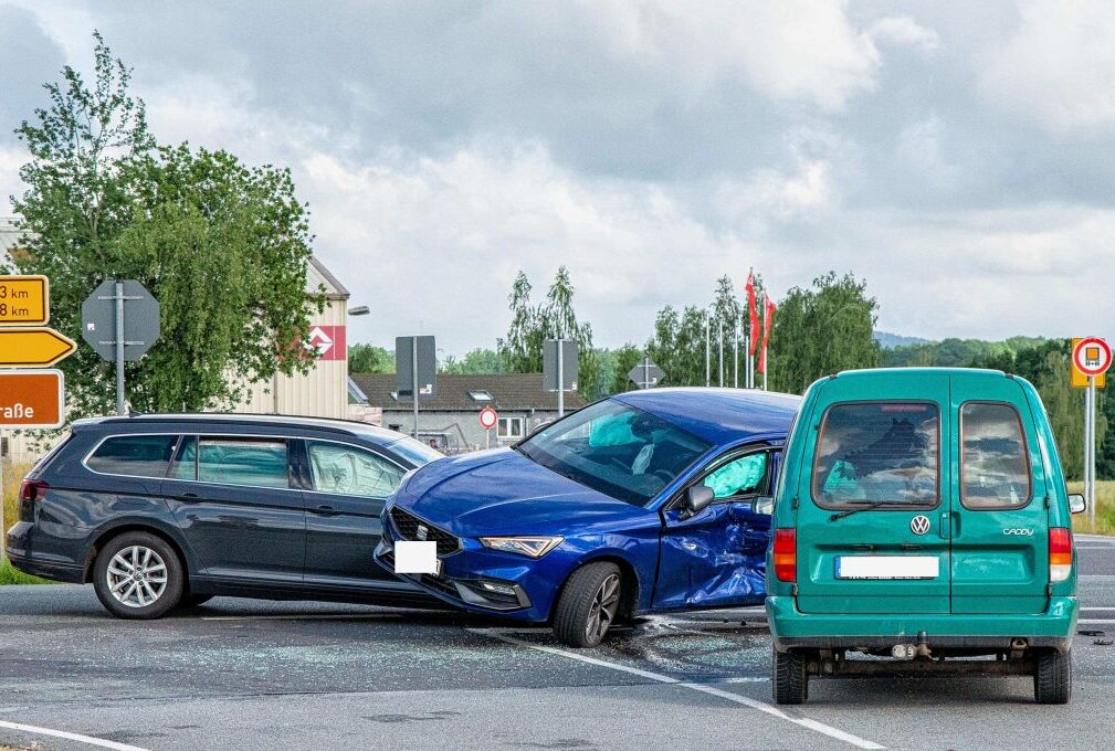 Vorfahrt missachtet: Drei Autos krachen zusammen - Grossschweidnitz - Vorfahrt missachtet: Drei Autos krachen zusammen . Foto:xcitepress/Thomas Baier