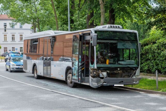 Vorfahrt missachtet: Ein Verletzter nach Unfall mit Linienbus - Am Freitagmittag kollidierte ein PKW und ein Linienbus auf dem Zittauer Stadtring. Foto: xcitepress/Thomas Baier