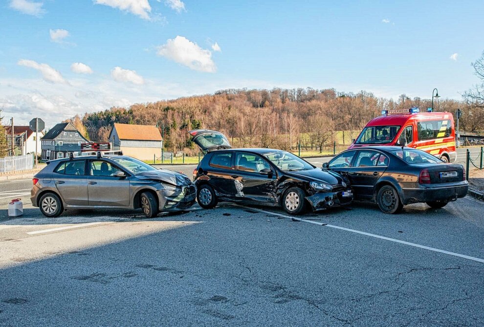 Vorfahrt missachtet: PKW kracht in Pizzalieferdienst - In Spitzkunnersdorf kam es zu einem Unfall mit drei Fahrzeugen. Foto: xcitepress