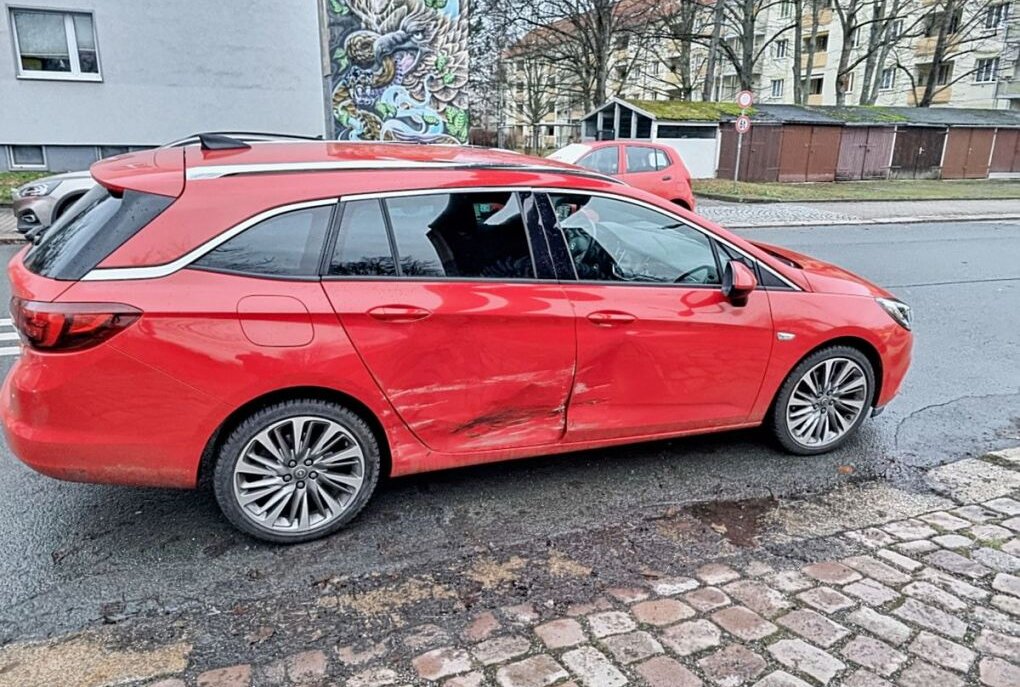 Am Montag ereignete sich gegen 7.30 Uhr in Chemnitz ein Unfall zwischen einem PKW Opel und einem PKW Seat. Foto: Harry Härtel