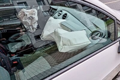 Vorfahrt missachtet: Seitlicher Aufprallunfall in Chemnitz - Am Montag ereignete sich gegen 7.30 Uhr in Chemnitz ein Unfall zwischen einem PKW Opel und einem PKW Seat. Foto: Harry Härtel