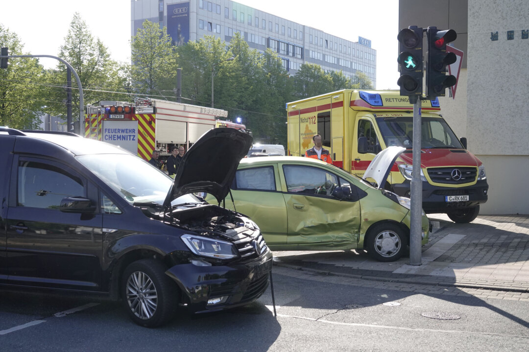 Vorfahrt nicht beachtet! Crash auf Augustusburger Straße - An der Kreuzung kollidierten zwei PKW miteinander. 