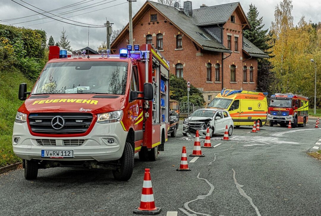 Vorfahrtsfehler führte zu Kollision: Fahrzeuge nicht mehr fahrbereit - Am Montagmorgen kam es in Auerbach zu einem Unfall. Foto: David Rötzschke