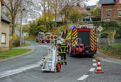Vorfahrtsfehler führte zu Kollision: Fahrzeuge nicht mehr fahrbereit - Am Montagmorgen kam es in Auerbach zu einem Unfall. Foto: David Rötzschke