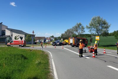 Vorfahrtsfehler? Kreuzungscrash in Annaberg - An einer Kreuzung auf der B95 wurde durch einen Zusammenstoß eine Person verletzt. 