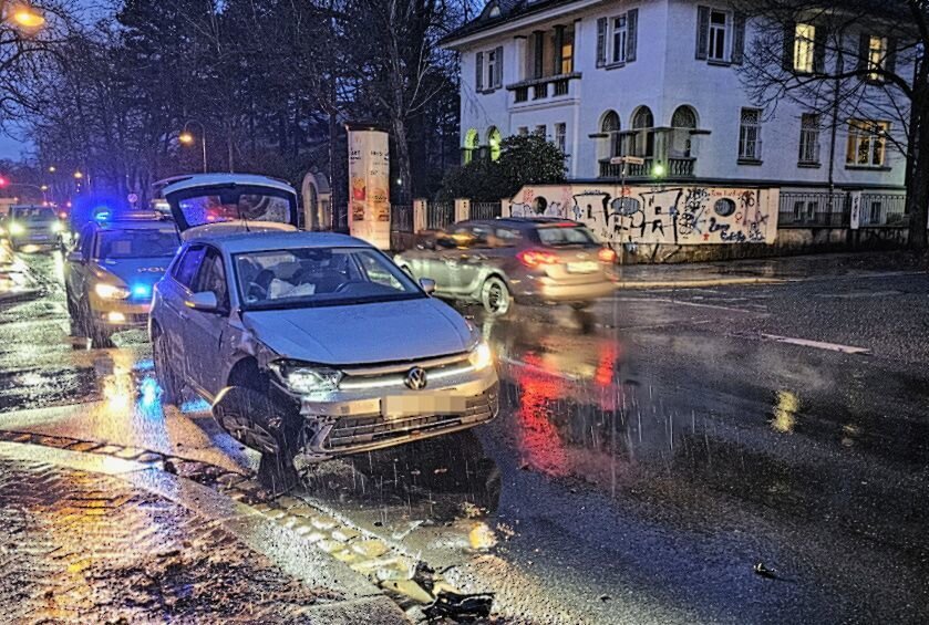 Vorfahrtsunfall in Chemnitz: Zwei PKW kollidieren an Kreuzung - In Chemnitz kam es am späten Nachmittag zu einem Vorfahrtscrash. Foto: Harry Härtel