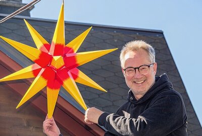 Tino Günther schmückt den Seiffener Sternenmarkt. Eröffnung ist am 30. September. Foto: Jan Görner