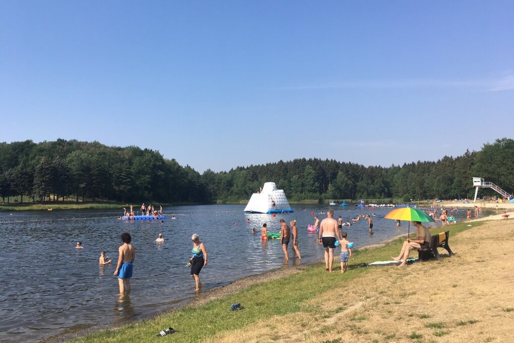 Der Stausee Rabenstein in Chemnitz hat von Mai bis September immer von 10 Uhr bis 19/20 Uhr geöffnet. Erwachsene bezahlen 4,50 Euro, Kinder 2,50 Euro. Neben Spielplätzen gibt es auf dem Gelände des Stausees auch eine Rutsche und einen 6x6 Meter hohen aufblasbaren Eisberg im Schwimmerbereich des Sees.