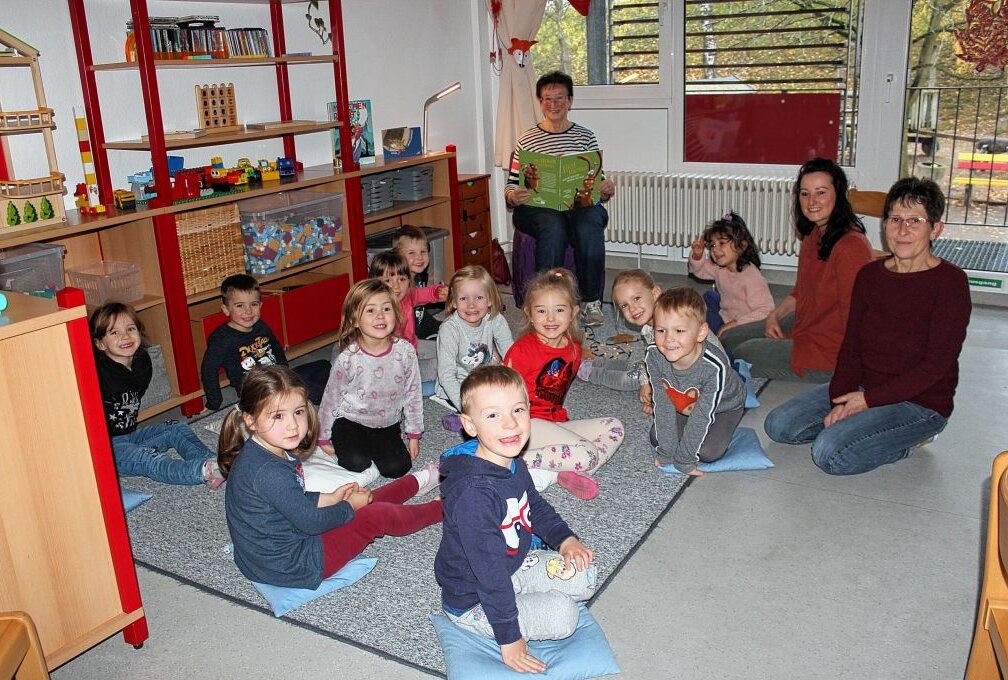 Vorlesetag begeisterte die Kinder des Knirpsenhauses - Mucksmäuschenstill war es als Ursula Freudenberg den Füchsen vorlas. Foto: Jana Kretzschmann