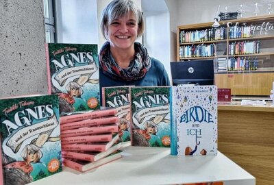 Vorlesewettbewerb in Rochlitz - Mitarbeiterin der Bibliothek Carmen Haubold mit den Preisbüchern. Foto: Andrea Funke