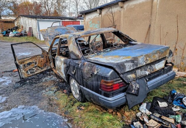 Vorsätzliche Brandstiftung: PKW brennt in Chemnitz lichterloh - Am Donnerstagabend brannte ein PKW Mercedes aus ungeklärter Ursache in einem Garagenkomplex nahe der Charlottenstraße. Foto: Harry Härtel