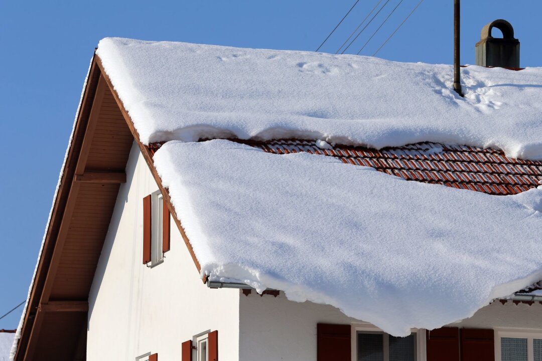 Vorsicht bei Schneefall - hält das Dach? - Bei starkem Schneefall sollten Hausbesitzer ihr Dach im Auge behalten und möglicherweise Schnee räumen.