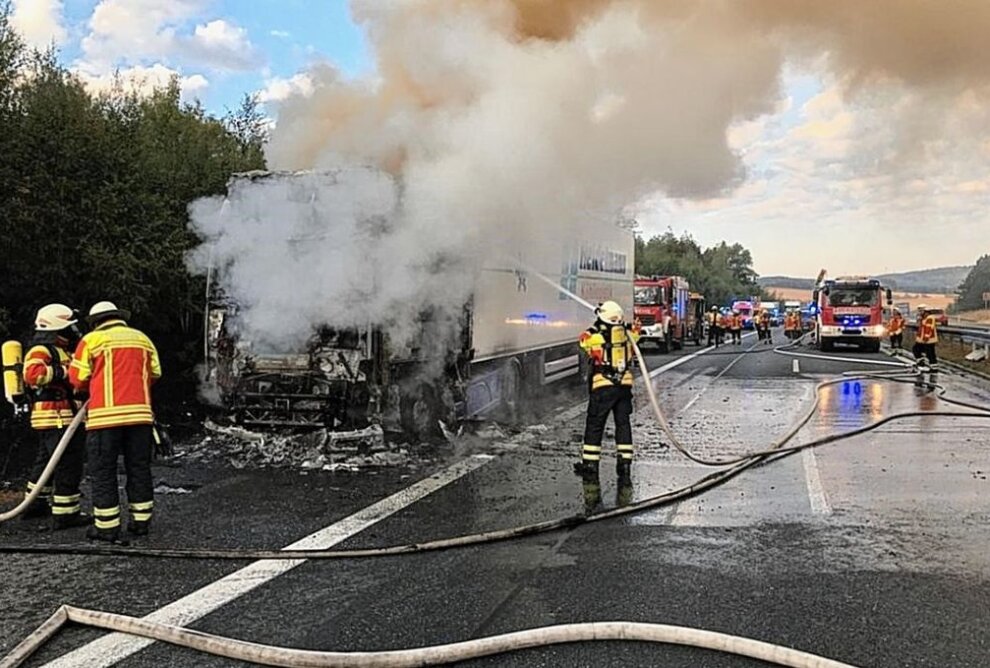 Der Brand entstand zunächst im Motorraum und griff dann auf das Führerhaus und den Auflieger über. Foto: Polizeidirektion Zwickau