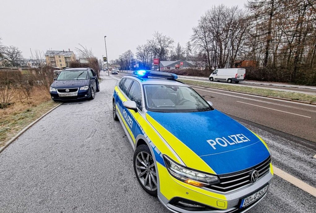 Vorsicht Straßenglätte: PKW rutscht gegen Lichtmast - Ein VW rutschte aufgrund von Straßenglätte heute Morgen gegen einen Lichtmast. Foto: Harry Härtel