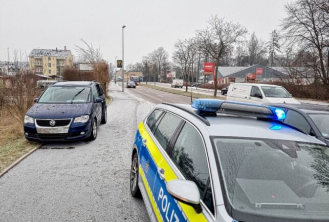 Vorsicht Straßenglätte: PKW rutscht gegen Lichtmast - Ein VW rutschte aufgrund von Straßenglätte heute Morgen gegen einen Lichtmast. Foto: Harry Härtel