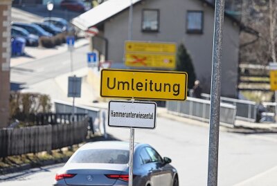 Vorsicht! Vollsperrung droht Autofahrern in Neudorf - In Neudorf kommt es derzeit zu Verkehrseinschränkungen. Foto: Thomas Fritzsch/PhotoERZ