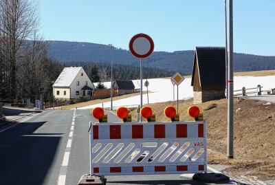 Vorsicht! Vollsperrung droht Autofahrern in Neudorf - Vollsperrung durch Baumpflegearbeiten. Foto: Thomas Fritzsch/PhotoERZ 