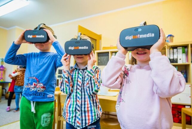 Vorstellung von Berufen: VR Brillen kommen in Kitas zum Einsatz - Kinder probieren fleißig die Brillen aus. Im Bild sind v.l. Carlo, Matheo und Ria. Foto: Georg Ulrich Dostmann