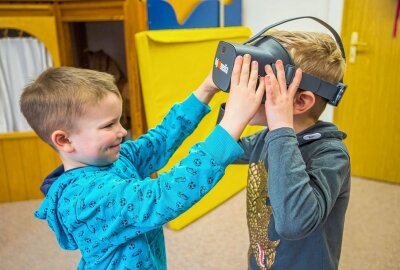 Vorstellung von Berufen: VR Brillen kommen in Kitas zum Einsatz - Die Kleinen erfreuen sich an der neuen Technologie. Im Bild sind v.l. Henri und Finnley. Foto: Georg Ulrich Dostmann